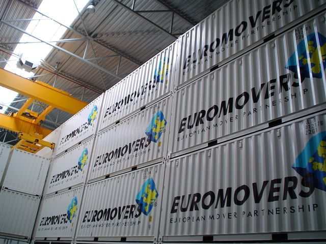 Gestapelde Euromovers-verhuiscontainers in het magazijn