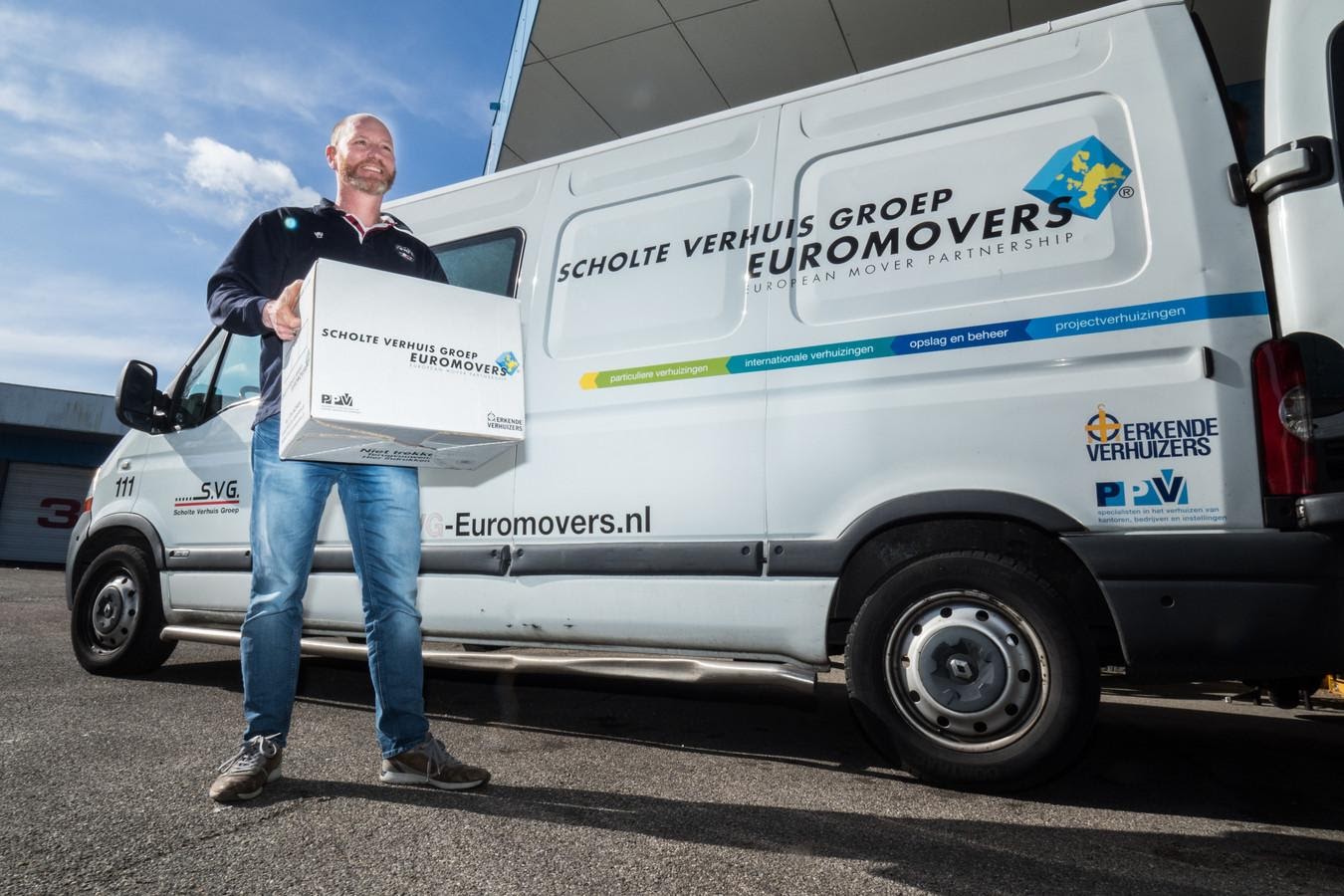 SVG-verhuizer met verhuisdoos voor een verhuiswagen van Scholte Verhuis Groep Euromovers
