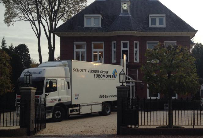 Verhuiswagen van SVG Euromovers voor een kantoorpand